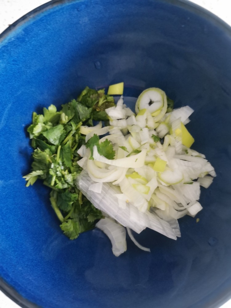 裙带菜炖冻豆腐,葱,香菜切末