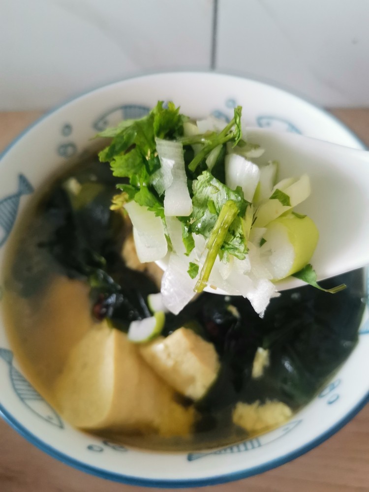 裙带菜炖冻豆腐,加入葱香菜