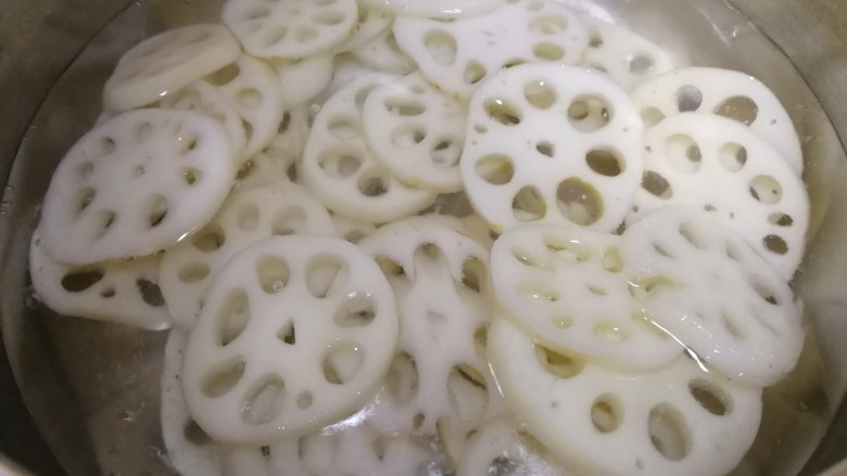 莲藕炒肉片,藕片清水洗干净,开水里加少许盐,水开焯水3分钟。