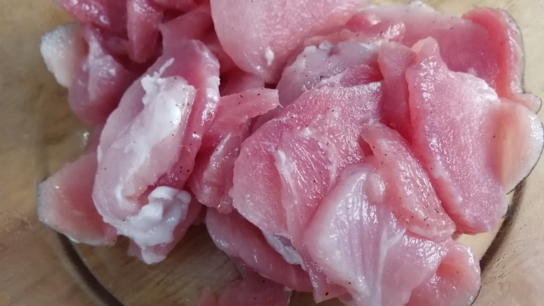 莲藕炒肉片,前槽肉切片,加<a style='color:red;display:inline-block;' href='/shicai/ 134333'>黑胡椒</a>粉和少量食用油,拌匀。