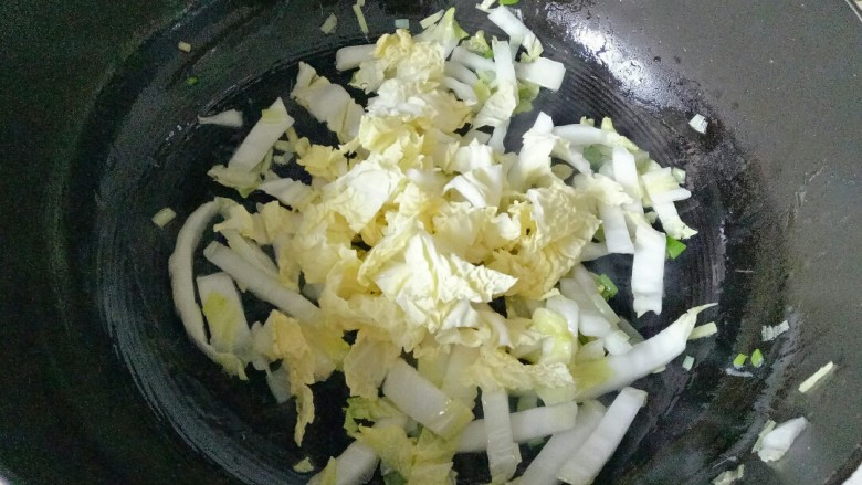 白菜丸子汤,放入白菜邦翻炒变软,加入白菜叶翻炒变软