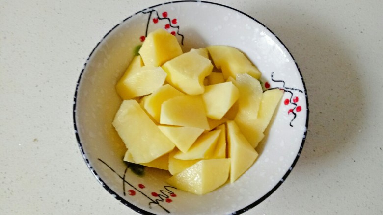 茄子炖土豆,<a style='color:red;display:inline-block;' href='/shicai/ 23'>土豆</a>去皮清洗干净切成滚刀块,放入碗中冲洗表面的淀粉,用清水浸泡备用