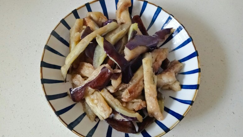 茄子炖土豆,炒锅中加入适量花生油烧热,放入茄子煸炒至微黄盛出备用