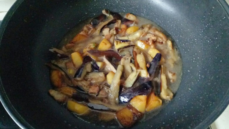 茄子炖土豆,加入适量清水,盖上锅盖炖8分钟