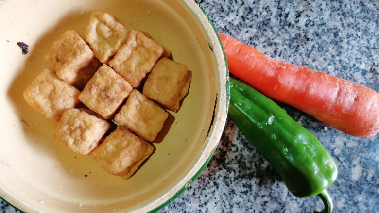 油豆腐炒青椒,准备好食材