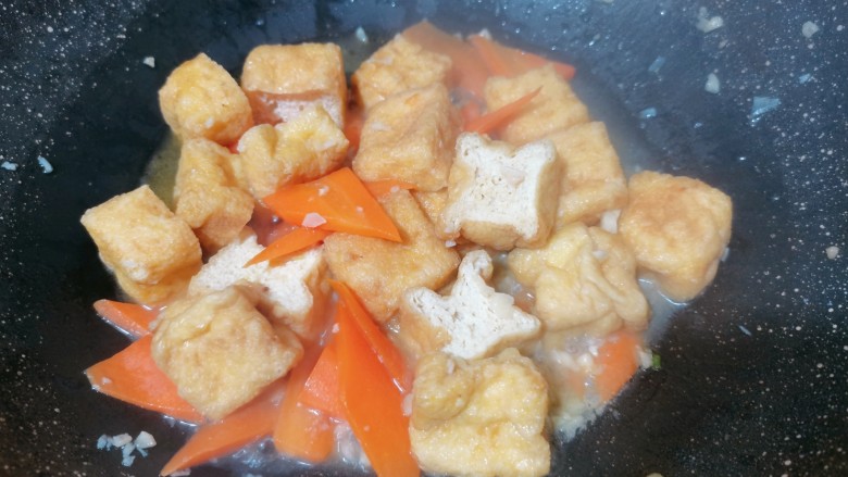 油豆腐炒青椒,加入食用盐翻炒均匀,再撒上半碗清水盖上盖子焖一会
