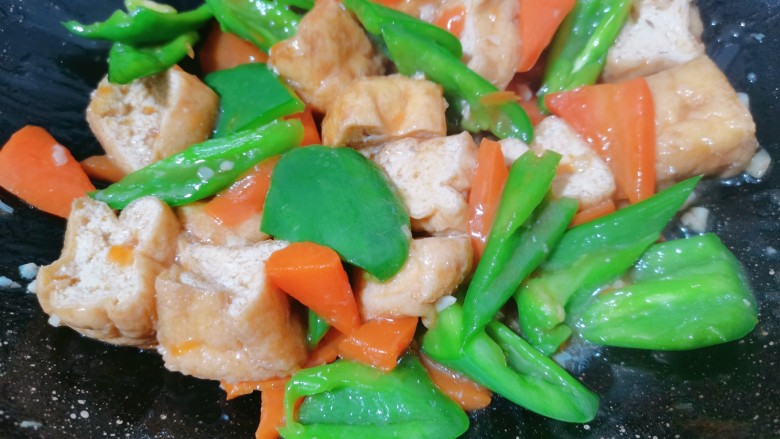 油豆腐炒青椒,最后倒入芡汁,再盖上盖子焖一会