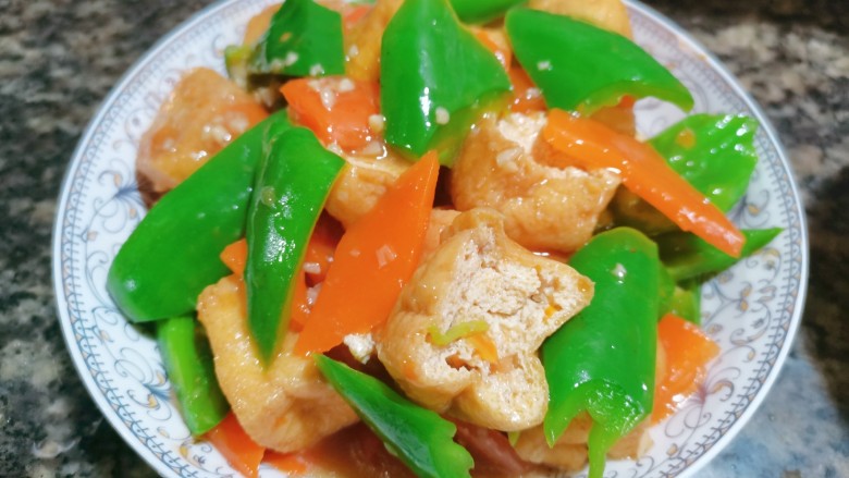 油豆腐炒青椒,再大火翻炒收汁,炒至青椒变色即可出锅