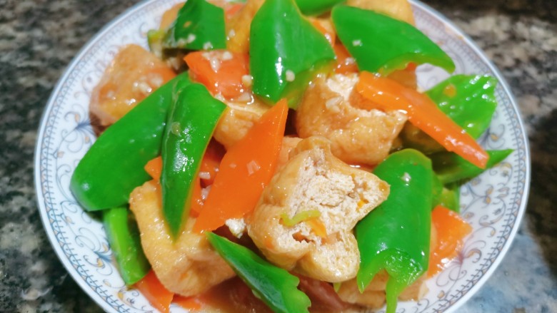 油豆腐炒青椒,再大火翻炒收汁，炒至青椒变色即可出锅