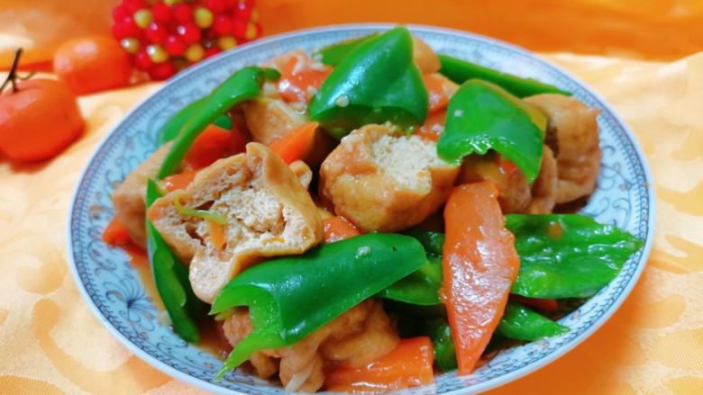 油豆腐炒青椒,青椒炒豆腐就做好了,味道棒棒哒!