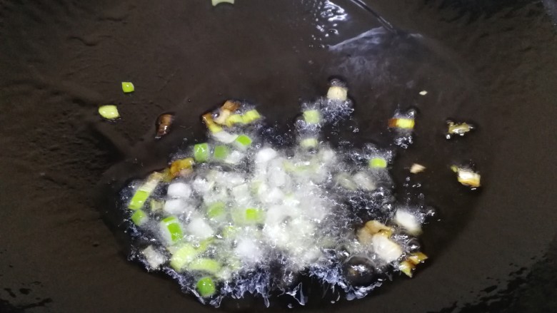 莲藕炒肉片,热锅倒入适量油,放入葱花炒香。