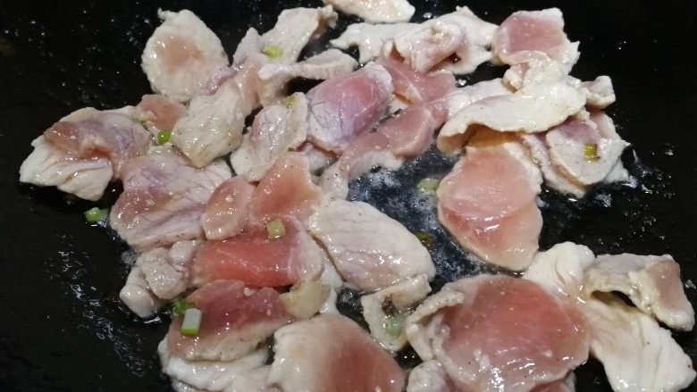 莲藕炒肉片,再放入肉片文火炒匀,烹<a style='color:red;display:inline-block;' href='/shicai/ 718'>料酒</a>去腥。