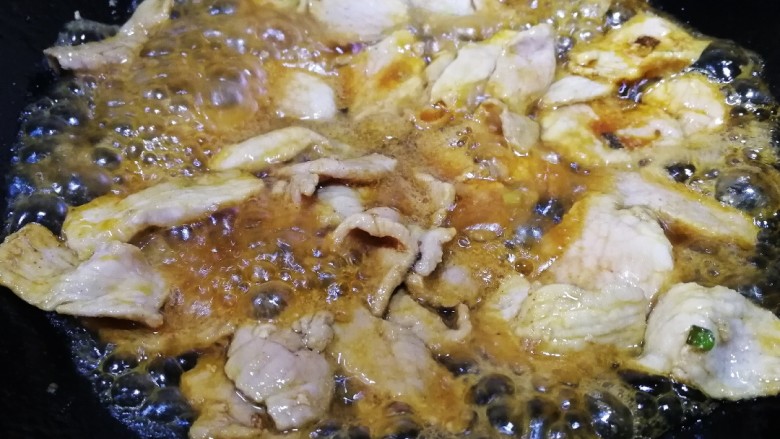 莲藕炒肉片,加<a style='color:red;display:inline-block;' href='/shicai/ 788'>生抽</a>提鲜,文火炒匀。