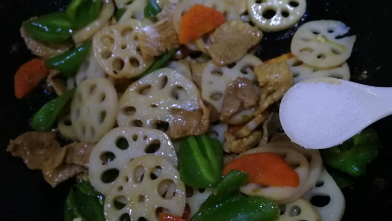 莲藕炒肉片,加盐入味,文火翻炒均匀。