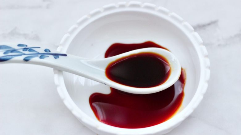 快手荷包蛋焖小面,现在来调制调料汁,碗里先加入<a style='color:red;display:inline-block;' href='/shicai/ 788'>生抽</a>。