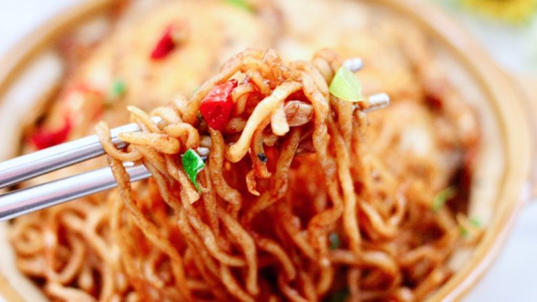 快手荷包蛋焖小面,简单快手零难度,鲜香扑鼻味浓郁,一次一碗不过瘾。
