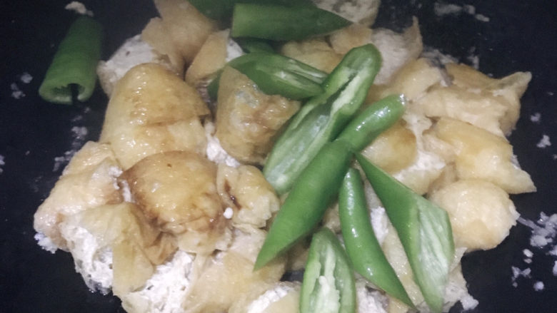 油豆腐炒青椒,开盖,加入青椒