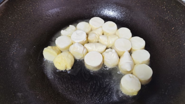 虾仁日本豆腐,起锅烧油,锅一定要热,要不然容易粘锅