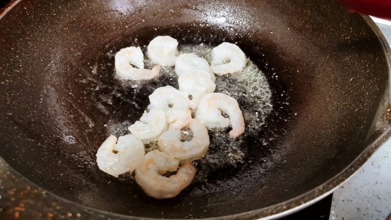 虾仁日本豆腐,翻炒变色