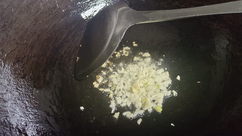 茄子炖土豆,装出多余油,留少量油爆香蒜末
