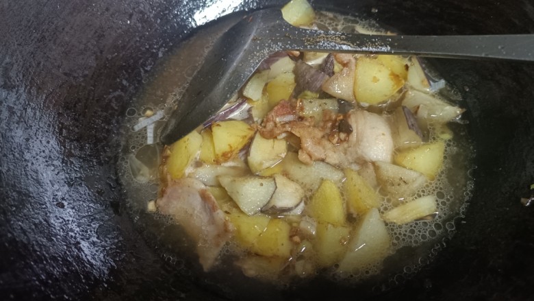 茄子炖土豆,将土豆茄子一起翻炒,入水过食材,食盐<a style='color:red;display:inline-block;' href='/shicai/ 788'>生抽</a>调味