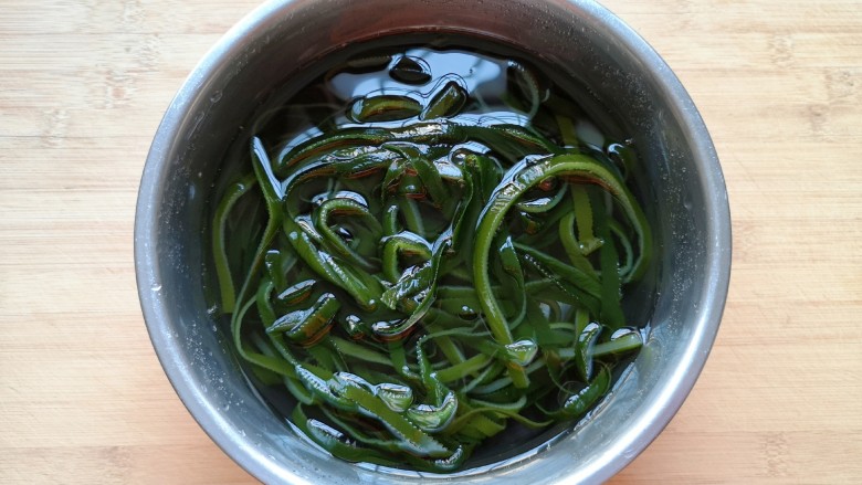 冬瓜海带汤,<a style='color:red;display:inline-block;' href='/shicai/ 4872'>海带丝</a>用水浸泡,去除一下咸味。