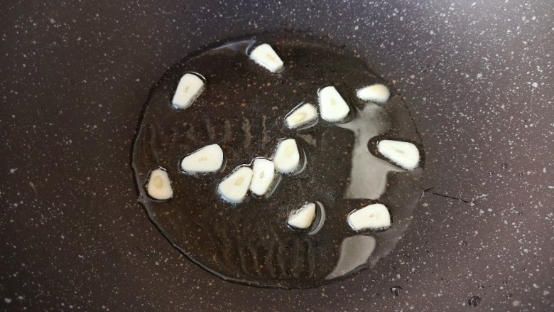 冬瓜海带汤,炒锅内倒适量的食用油烧热,下入蒜片炒香。