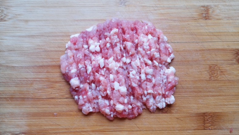 肉末蒸茄子,<a style='color:red;display:inline-block;' href='/shicai/ 7436'>大肉</a>先切成小块,然后剁成肉末。