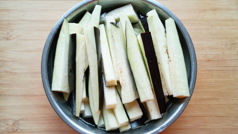 肉末蒸茄子,再切成粗一点的条状,用凉水浸泡防止变黑。