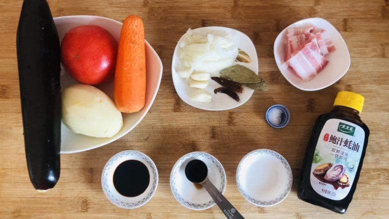 茄子炖土豆,先把需要的食材提前准备好。