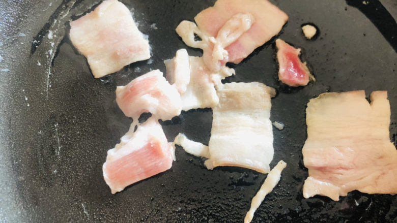 茄子炖土豆,不粘锅倒入少许食用油,放入<a style='color:red;display:inline-block;' href='/shicai/ 428'>五花肉</a>煸出多余油脂。