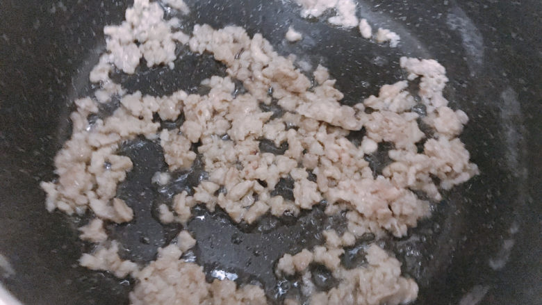 肉末蒸茄子,下肉末翻炒开。