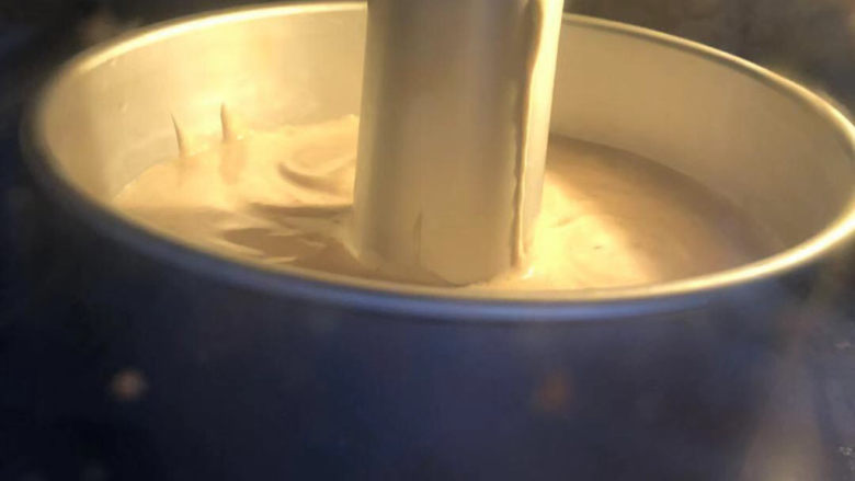 红豆沙馅戚风,烤箱预热170度,烤约40分钟。