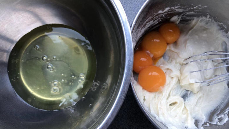 红豆沙馅戚风,分离蛋清蛋黄,蛋黄放入面糊中。