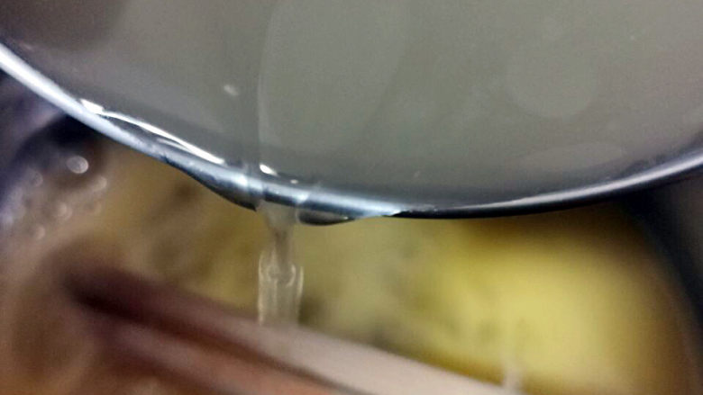 银鱼炖蛋,鸡蛋打散,加入高汤