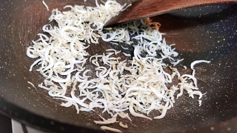 银鱼炖蛋,炒干后,取出一半备用