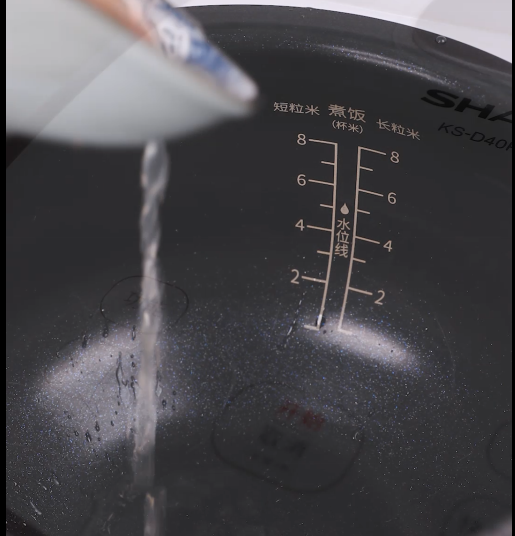 水晶萝卜卷,蒸好后拿出来, 将汤汁倒入锅中