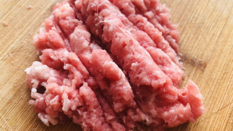 肉末蒸茄子,猪肉剁成肉糜,也可以直接买现成的<a style='color:red;display:inline-block;' href='/shicai/ 5353'>肉馅</a>用,我比较喜欢自己剁,干净卫生而且自己剁出来的口感会更好一些。