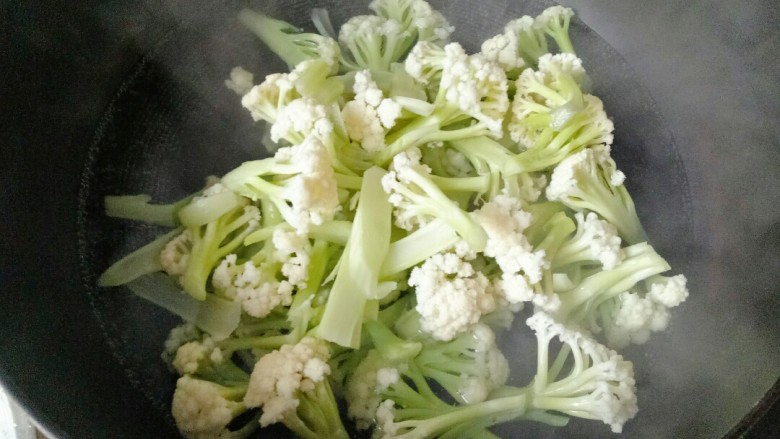 番茄花菜,锅中加入适量清水煮开,放入花菜焯水1分钟