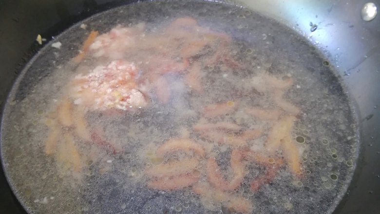 家常早餐~~白菜炖粉条,加入适量清水,烧开