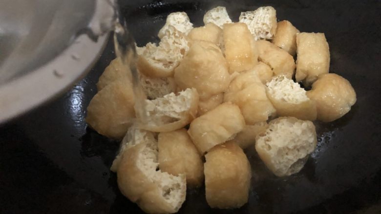 油豆腐炒青椒,加入适量的水(水量根据自己喜欢的软度来加)