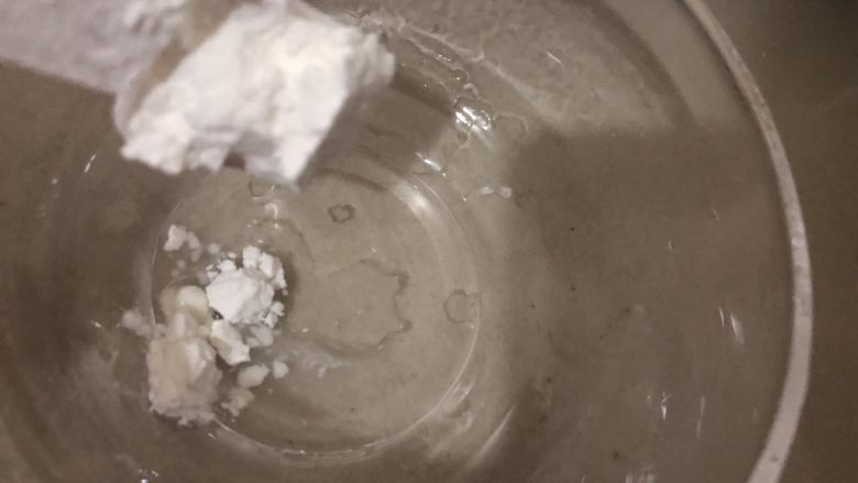 油豆腐炒青椒,碗里加点淀粉(这个可以提前准备)