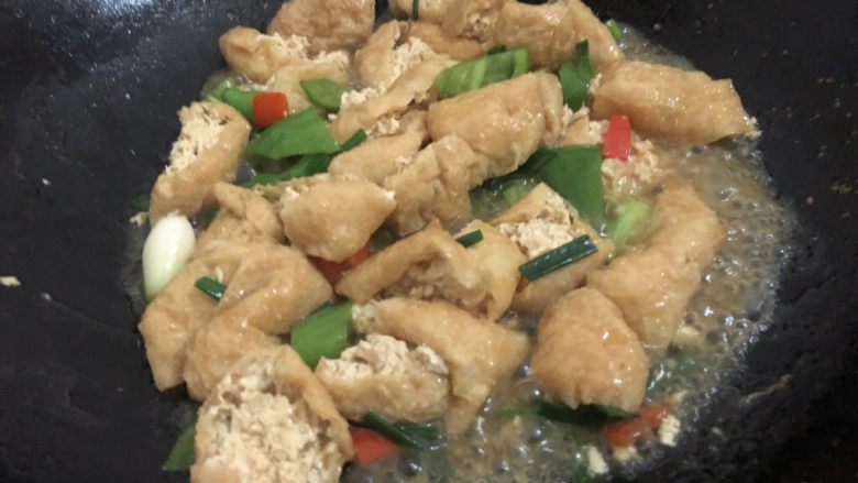 油豆腐炒青椒,翻炒一下变稠即可(半分钟左右)