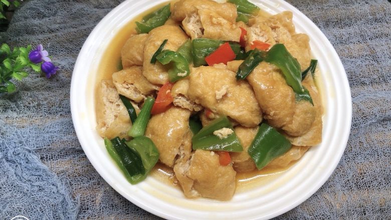 油豆腐炒青椒,又香又下饭,简单又省钱😁~关键是味道很赞👍