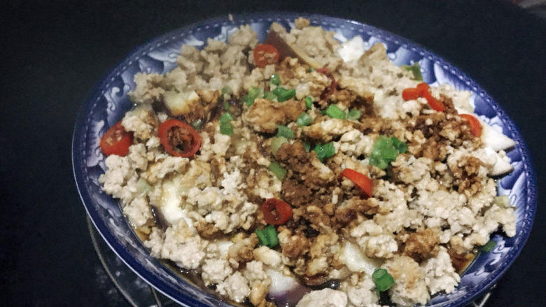 肉末蒸茄子,加一点老抽,撒上葱花