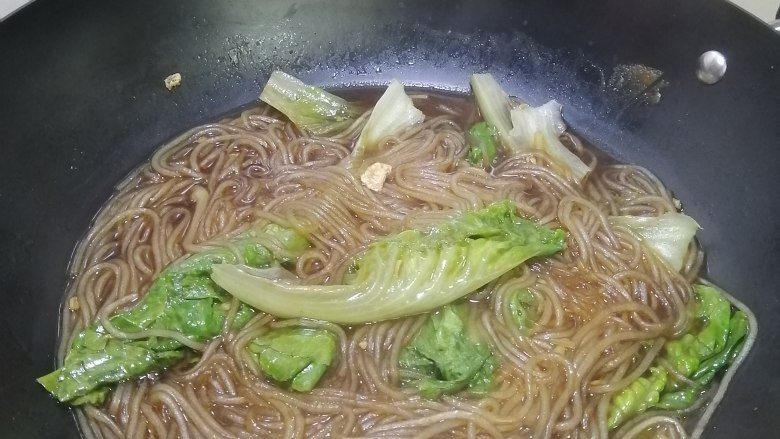 简简单单也不失美味~~鸡蛋生菜炖粉条,煮至生菜断生便可