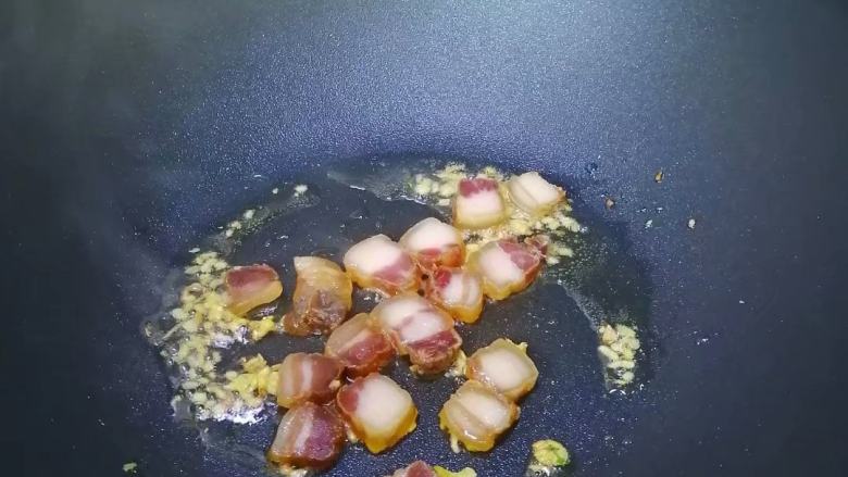简简单单也不失美味,加入腊肉,爆出油