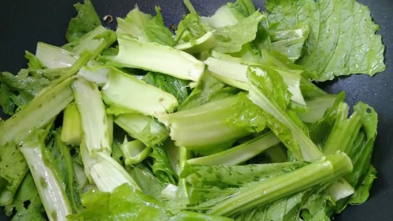 简简单单也不失美味,加入芥菜帮,先煮2分钟