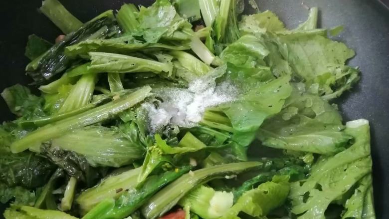 简简单单也不失美味,加入盐,炒匀,煮至软熟便可