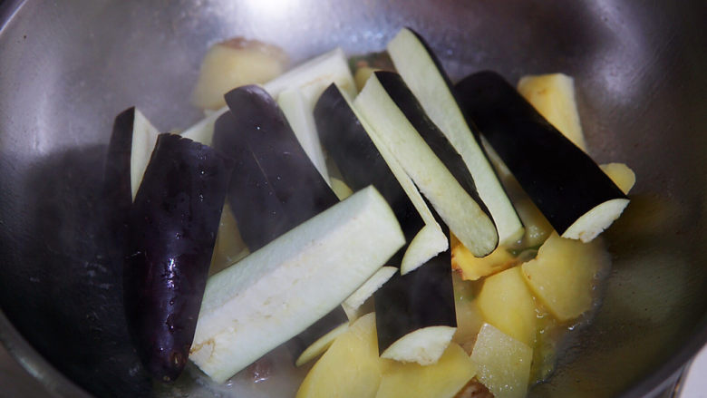 茄子炖土豆,放入茄子,与土豆一同炖十~十三四分钟。